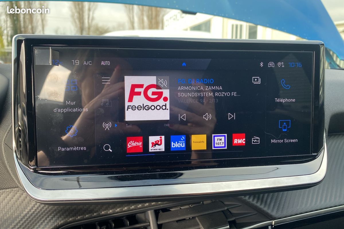 PEUGEOT 2008 Hybrid 145 e-DCS6 Business (image 17)