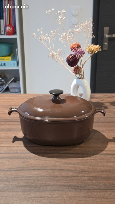 Cocotte en fonte Le Creuset design Enzo Mari modele La mama