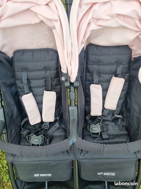 Poussette double Kuki Twin et ses accessoires (Baby Monsters