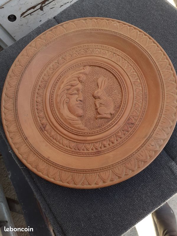 Assiette sculptée en bois (image 2)