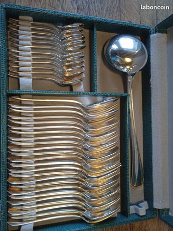 Ménagère en métal argenté de 127 pièces de chez