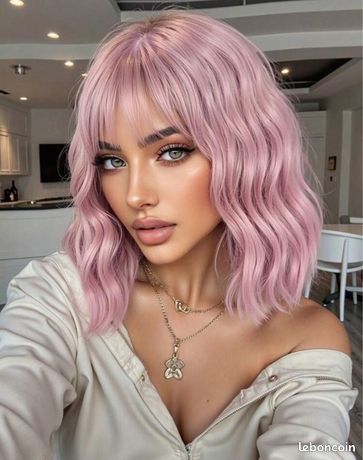 Perruque Courte Rose Synthétique Pour Femme - Ondulée Avec Frange, Bonnet Monofilament - Neuf Sans étiquettes