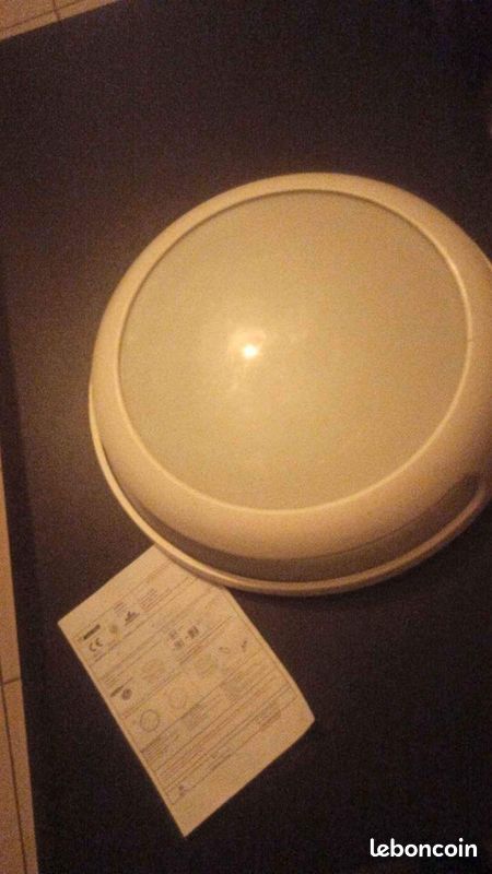 Lot de 2 plafonniers 1 grand et un plus petit. En bon etat. A recuperer uniquement (image 1)