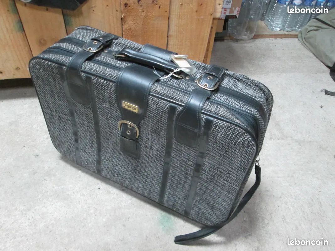 Malle de Voyage Antique sur Roulettes en vente sur