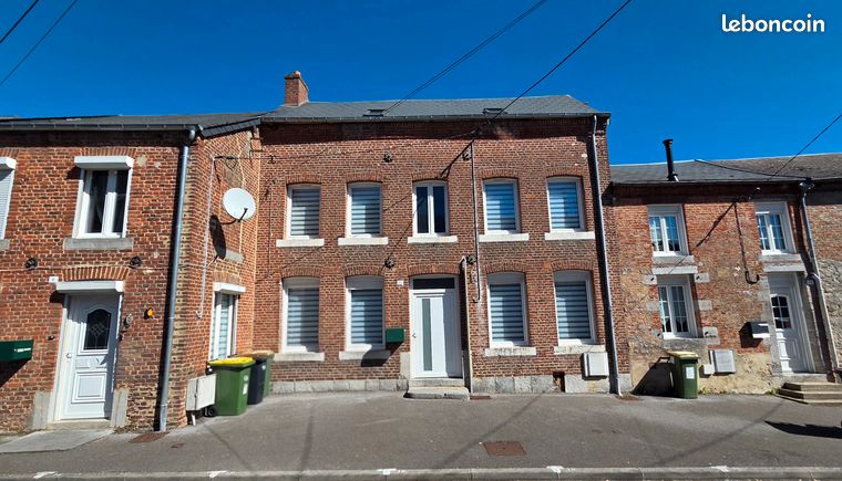 Maison mitoyenne à conforter située à Glageon