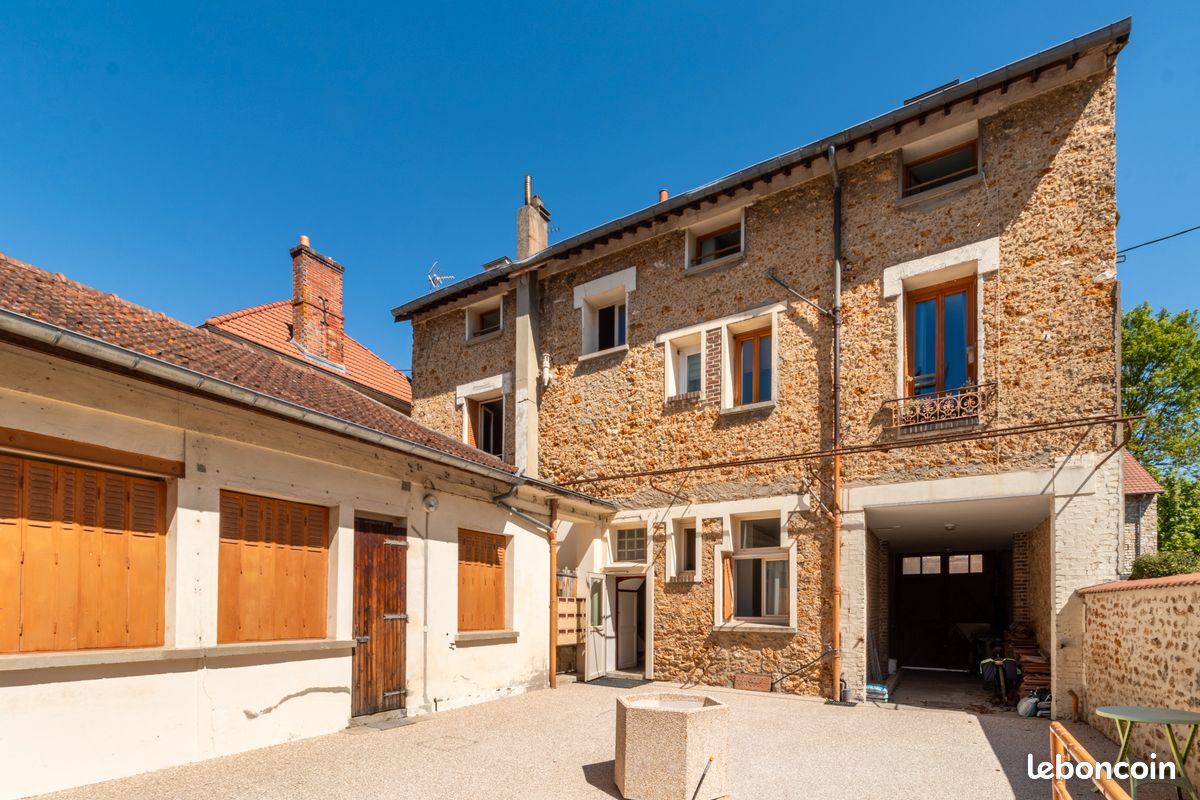 Immeuble 13 pièces 452 m² · à Brueil-en-Vexin · 452 m² · 1 350 000 €
