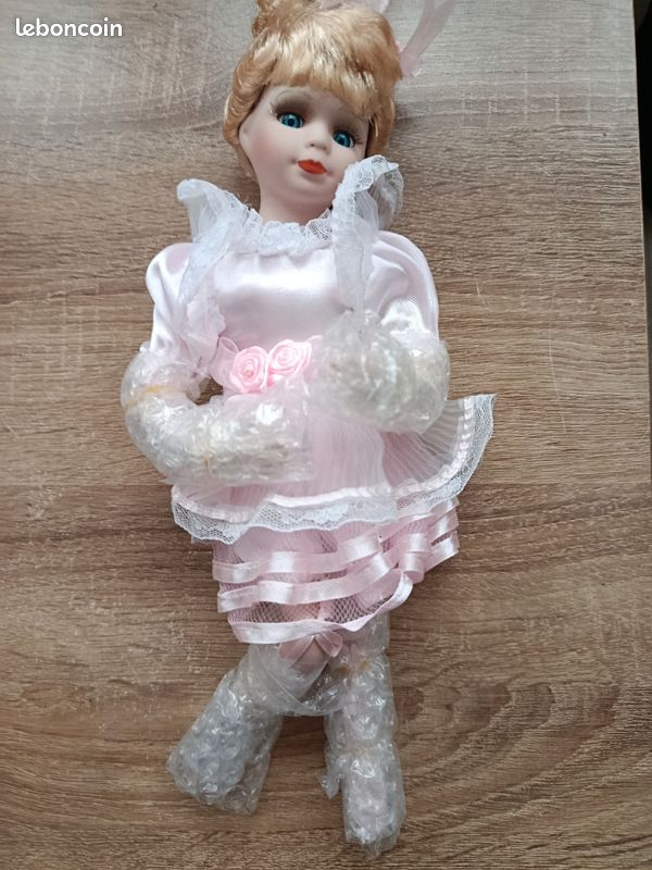 Poupée danseuse en porcelaine (image 1)
