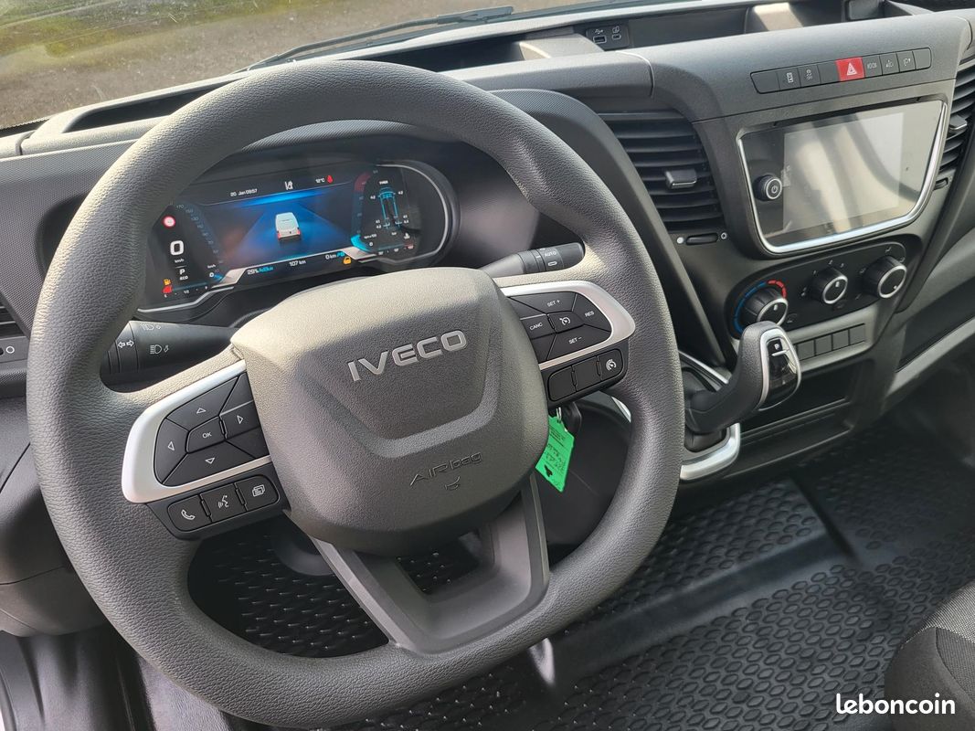 IVECO DAILY MY24 35C18 HA8 V12 FOURGON PACK COMFORT 03 PLACES comme NEUF avec MOTEUR 3 LITRES + SUSPENSION RENFORCÉE 07 LAMES + CAMÉRA et RADARS + PORTES ARRIERE 270 DEGRÉS ( Prix de Vente 46 990 HT ) (image 6)