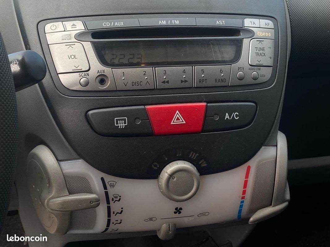 Toyota aygo 1.0 VVTI 68ch / Climatisation / Direction assistée / Compacte et confort (image 12)