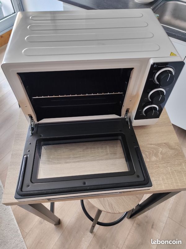 Four Brandt FC215MW Chaleur Tournante 21L 1380W – Neuf Sous Emballage