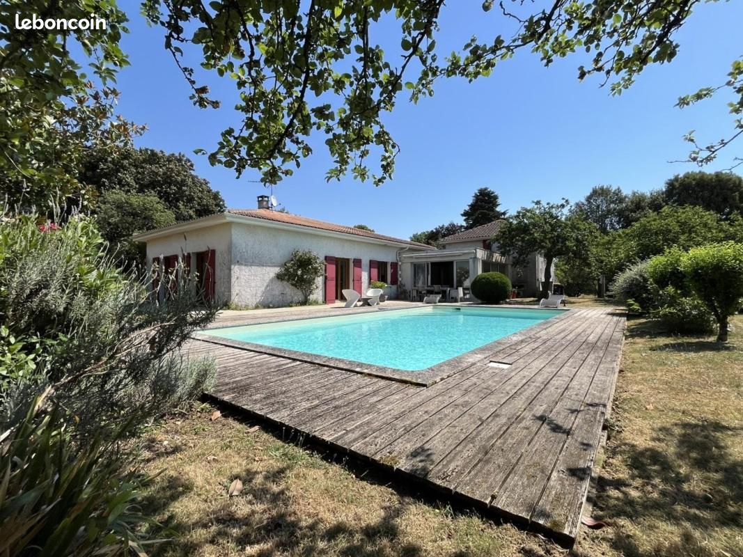 Maison 6 pièces 175 m² · à La Rochefoucauld-en-Angoumois · 175 m² · 265 000 €
