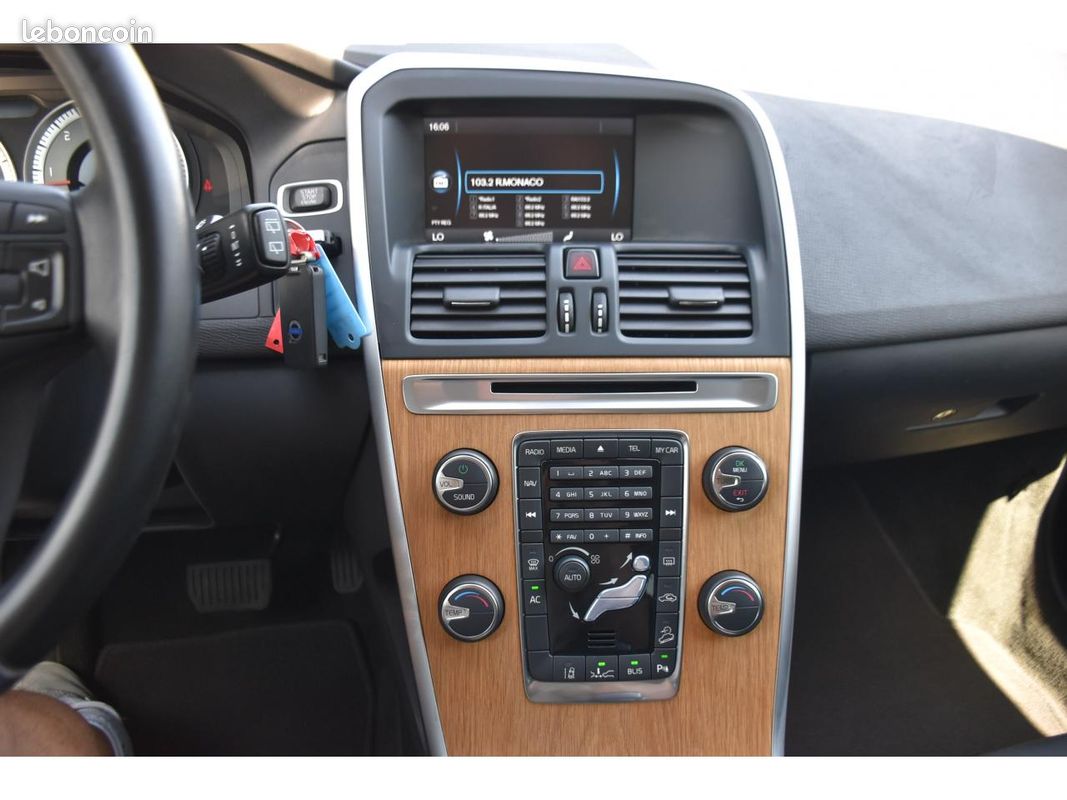 VOLVO XC60 D5 FAP AWD - 205 - BVA Geartronic Momentum (image 11)