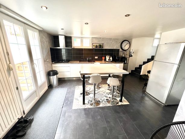 Prox TRAM TB maison mono ou tri-famille 7P 126m2 (T3 67m2+T4 59m2)+grand studio contemporain 57m2 entrée indépendante en sous-sol+cour/terrasse pavée 200 m2 avec partie jardin+2 parkings sur 3,02 ares
