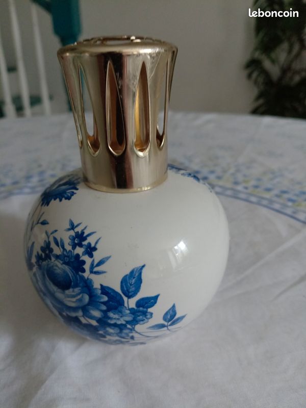 Ancienne lampe Berger en porcelaine et fleurs bleues (image 3)