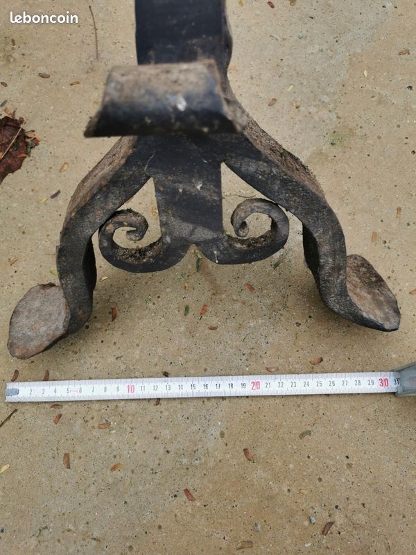 Paire De Chenets Anciens En Fer Forgé Pour Cheminée – Style Traditionnel
