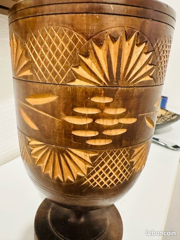 Vase vintage en bois sculpté à la main : motif de vigne, Yougoslavie