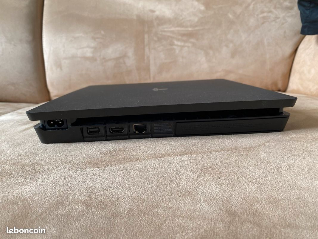Playstation 4 Slim (image 4)