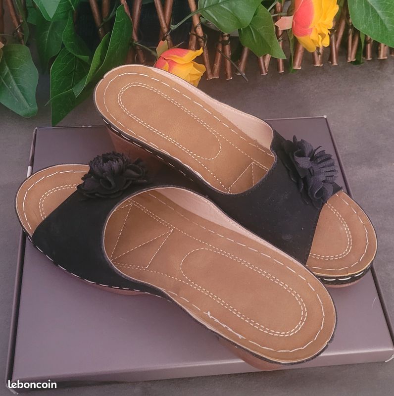 Paire de Sabots Noir – Fleur – 39 – Comme Neufs (image 8)