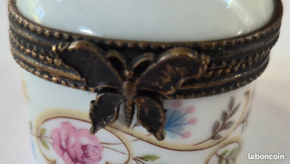 Boîte pilulier plat en porcelaine de Limoges, estampillée cd - fermoir en forme de bélier stylisé (image 3)