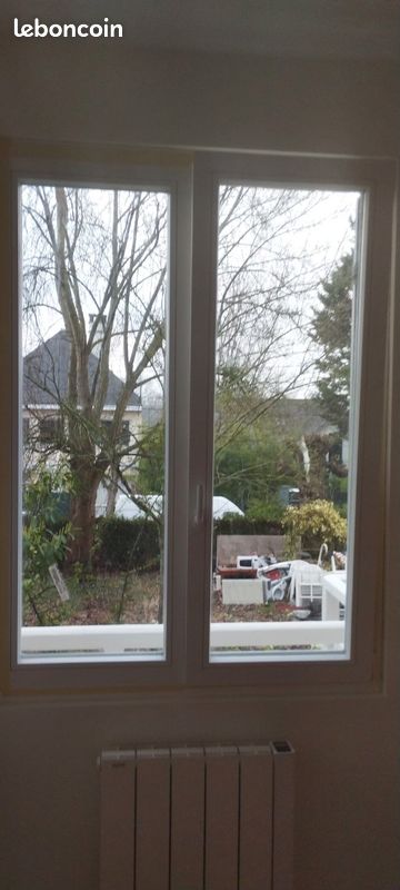 Fenêtre en bois blanc (image 1)