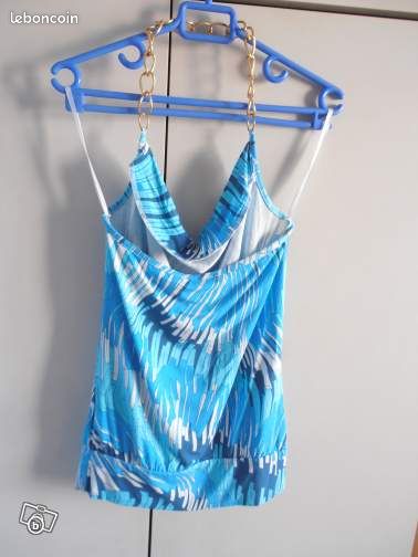 Top bleu imprimé dos nu avec chaîne dorée (image 3)