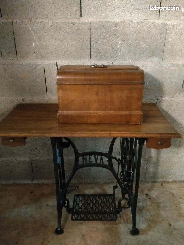 Machine a coudre vintage et meuble bois Néva (image 1)