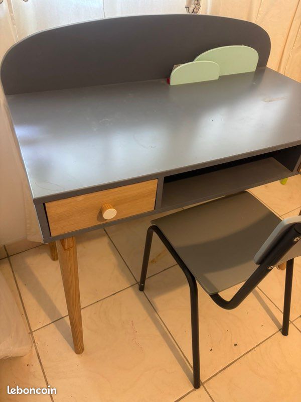 Bureau (image 1)