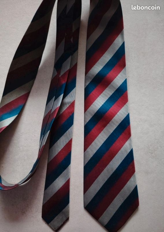 Très belle et très chic cravate en soie neuve de marque Tapie (image 1)