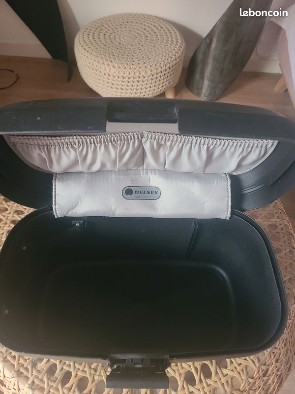 Vanité Delsey – Valise Rigide En Plastique Bleu, Occasion, Pratique Pour Voyages