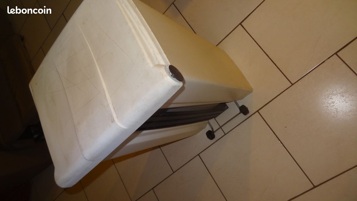 Poubelle agroalimentaire en plastique - 90l RUBBERMAID à pédale + roulettes (image 2)
