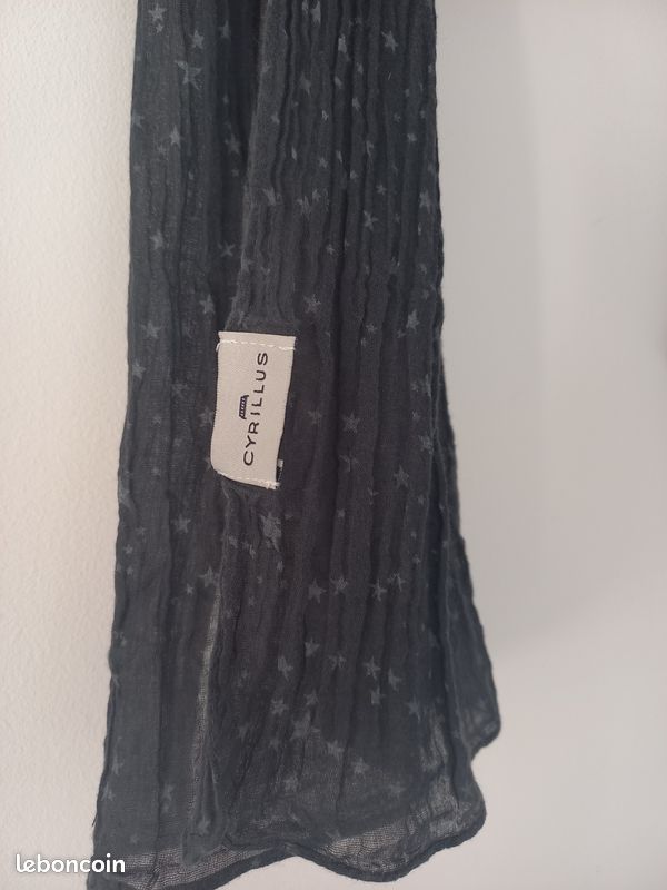 Foulard gris avec étoiles (image 2)
