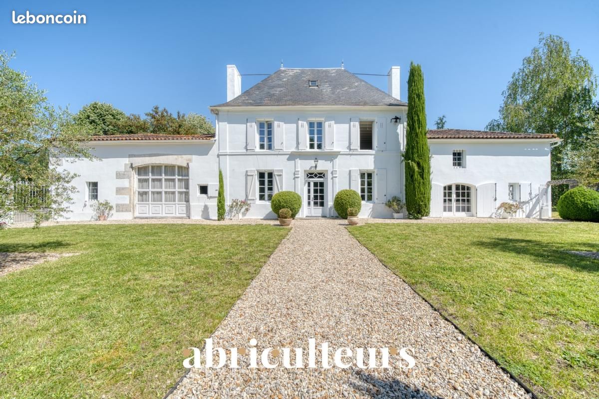 Maison 10 pièces 270 m² · à Saint-Laurent-de-Cognac · 270 m² · 599 000 €
