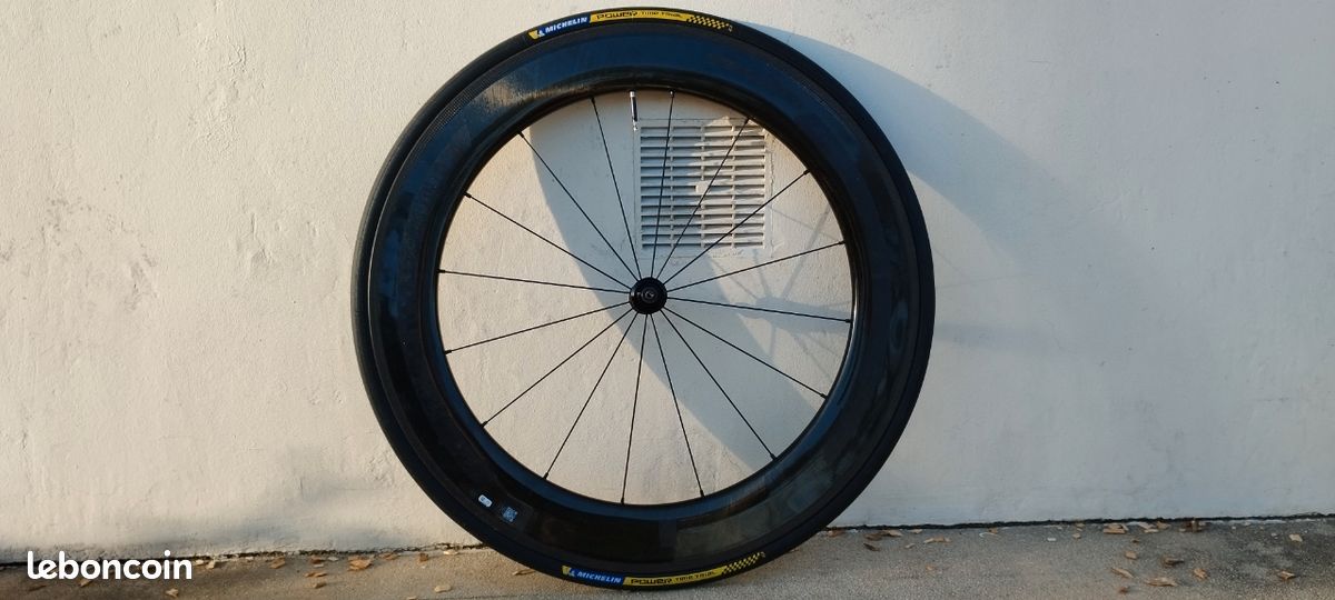 Roues Classic PRO R25-50 à freins sur jante en carbone avec moyeux Campagnolo