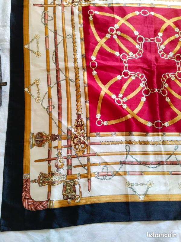 Foulard rouge Jean-Louis Scherrer - Accessoires & Bagagerie Foulard rouge Jean-Louis Scherrer - Accessoires & Bagagerie