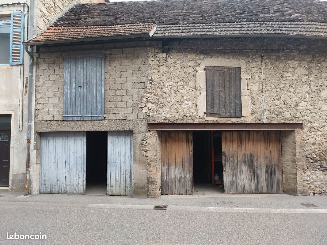 Garage · à Yenne · 300 €/mois