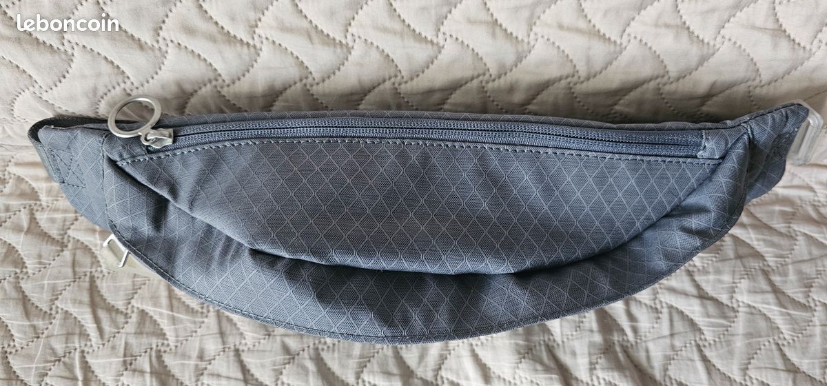 Sac pochette ou banane NIKE grise neuve avec son etiquette