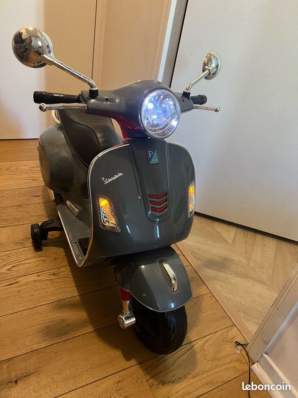 Scooter électrique Enfant Vespa GTS 125 (image 1)