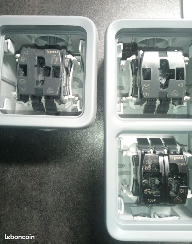 1 Boîtier Legrand à embouts double vertical avec 1 Double bouton poussoir avec 1 interrupteur va et vient + 1 interrupteur va et vient Murale étanche IP55 gris Plexo complet (image 3)