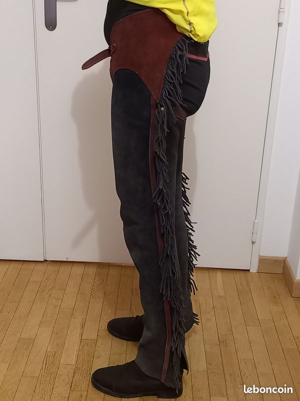 Chaps Rodeo en cuir | Motif à franges au point Bucket (motif numérique