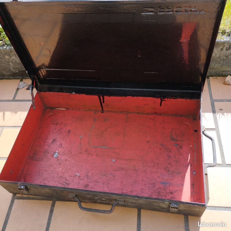 Valise en métal (image 2)