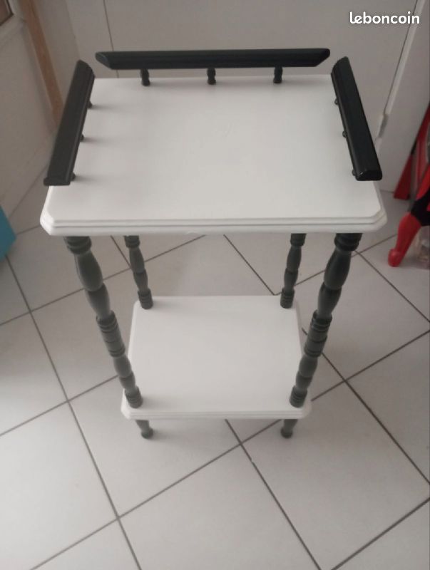 Vend petite table pour un téléphone (image 1)