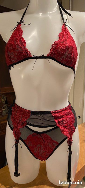 26/ Ensemble rouge et noir en dentelle (image 1)