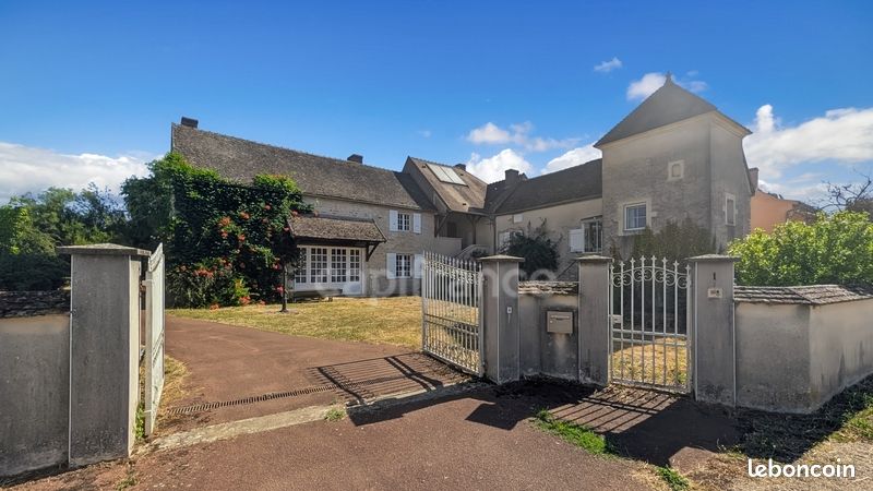 Maison 11 pièces 296 m² · à Fontaines · 296 m² · 412 000 €