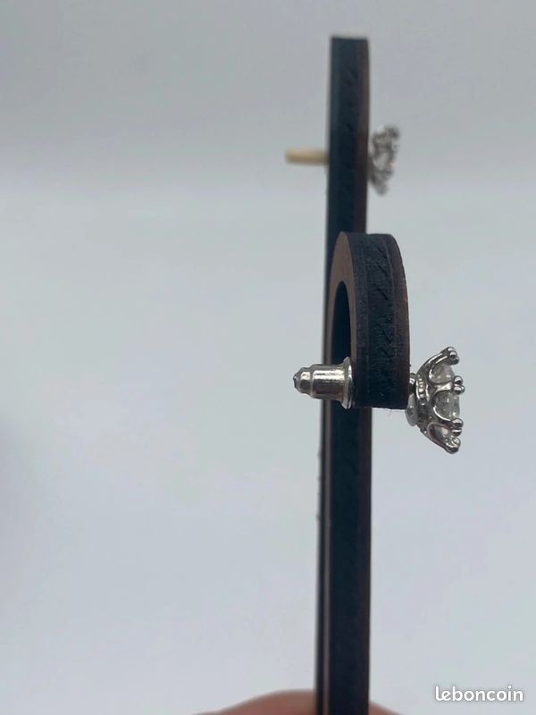 Boucles d’oreilles clous style solitaire – zircon brillant & métal argenté (image 7)
