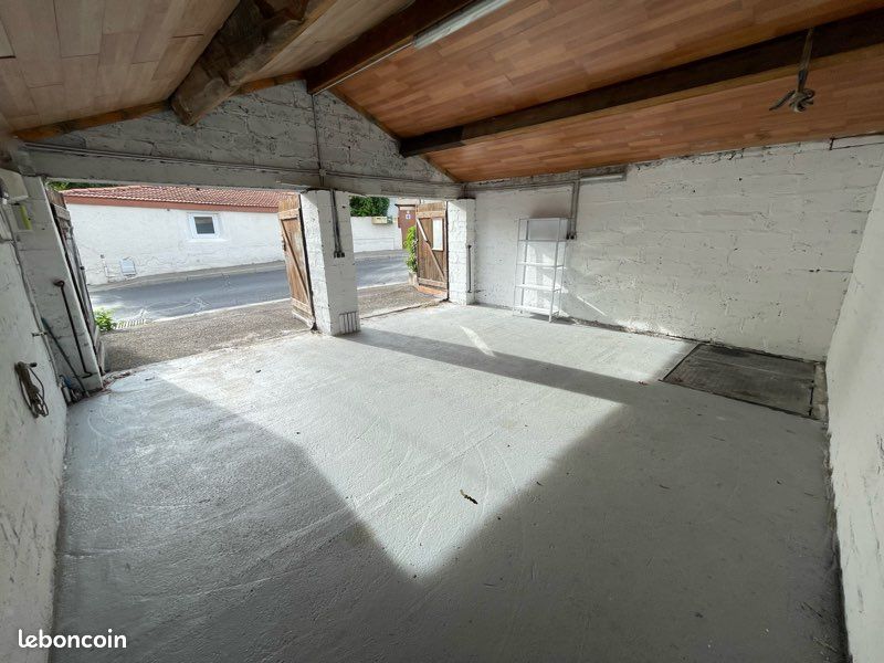 Garage · à Unieux · 300 €/mois