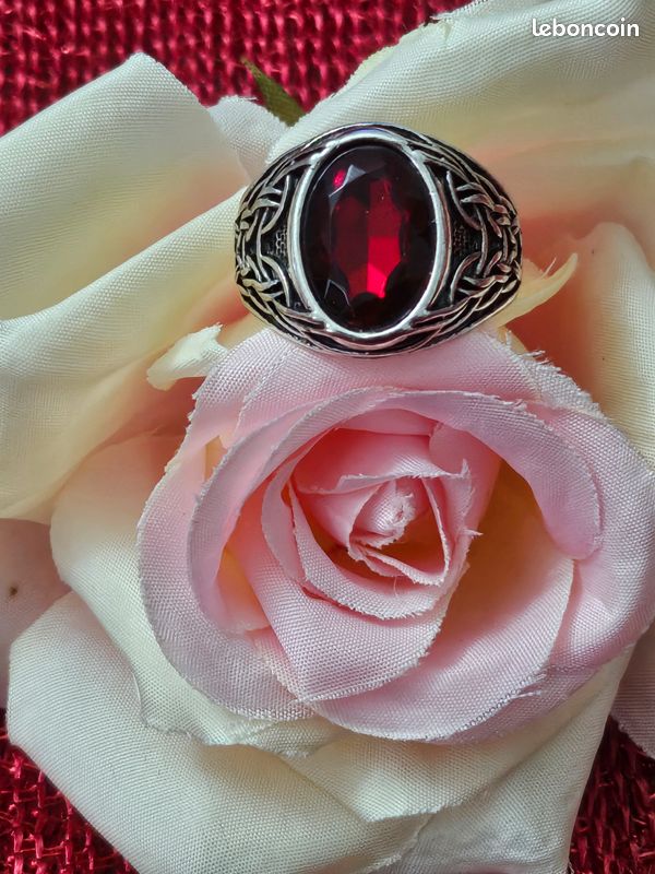 Bague style chevalière avec pierre topaz rouge Montres Bijoux - Main Image