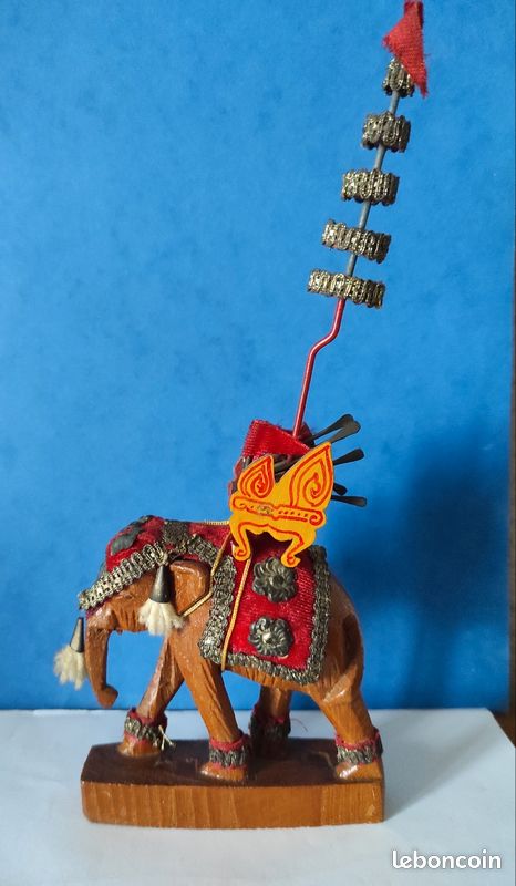 Éléphants en bois sculptés à la main - Art thaïlandais et