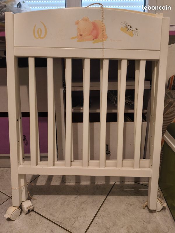 Lit bébé en bois winnie l'ourson (image 1)