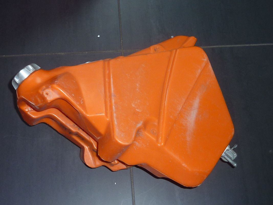 Bouchon d'essence orange moto KTM 