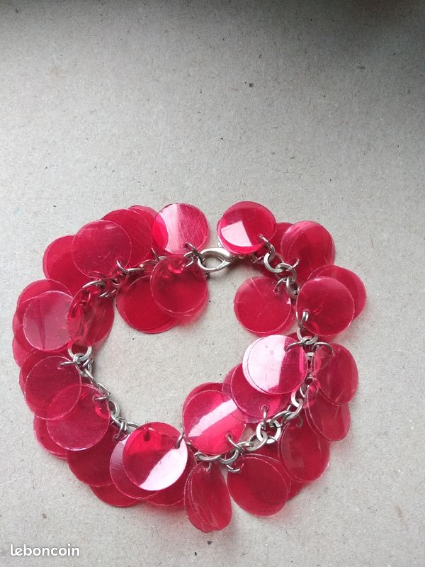 Bracelet rouge (image 1)